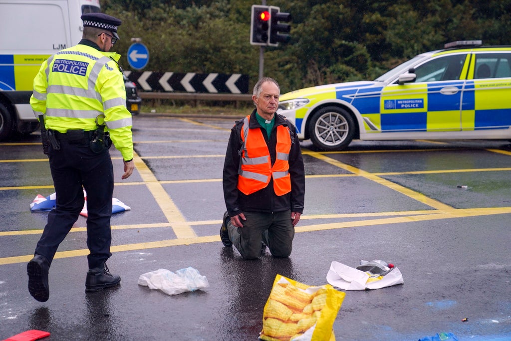 insulate-britain-vicar-in-dog-collar-defies-church’s-order-by-blocking-up-m25