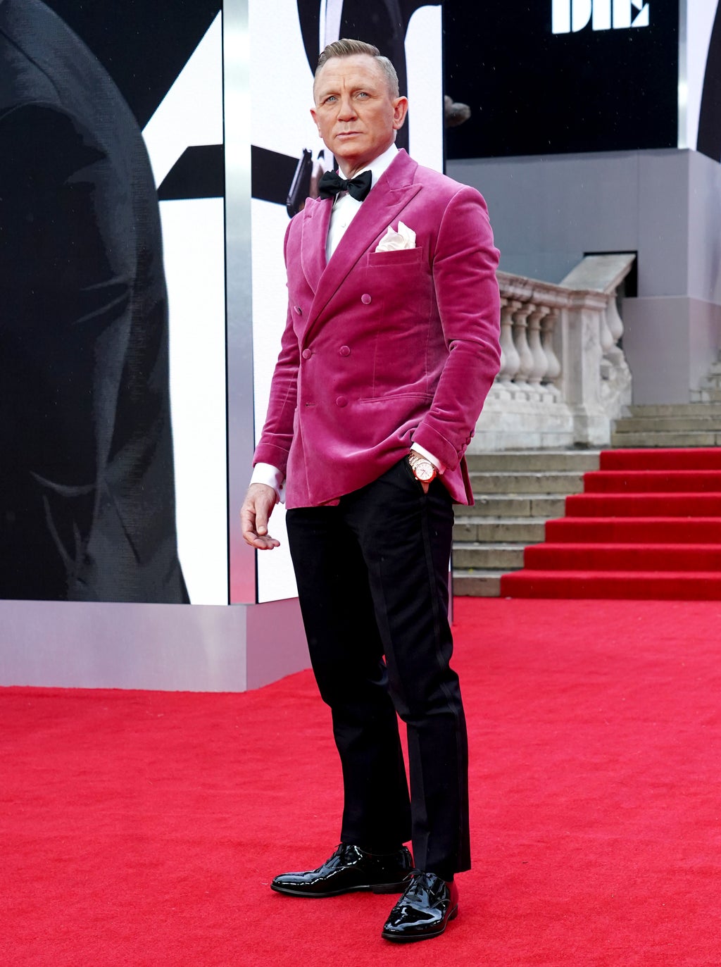 daniel-craig-arrives-on-red-carpet-for-no-time-to-die-premiere