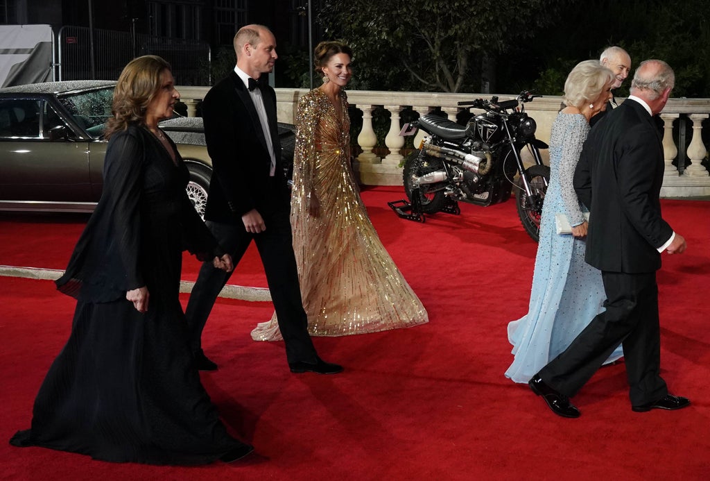 kate’s-dazzling-dress-earns-compliment-from-daniel-craig-at-bond-premiere