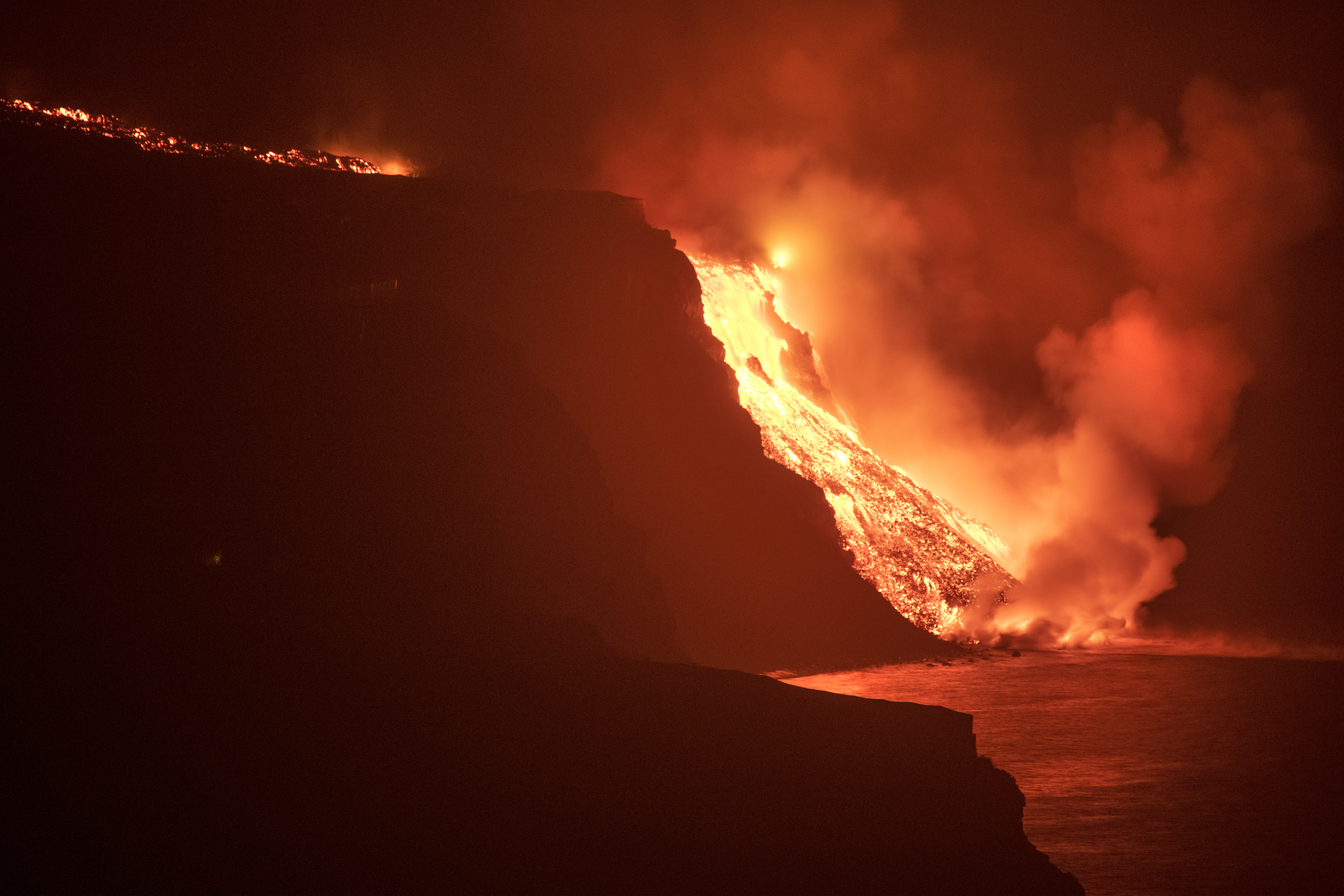 toxic-gas-fears-as-la-palma-lava-reaches-north-atlantic-ocean