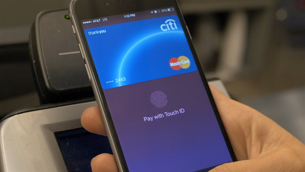 security-experts-urge-iphone-users-to-remove-visa-as-a-transport-card-via-apple-pay