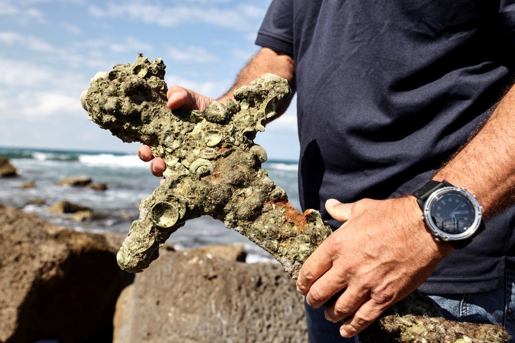 diver-pulls-900-year-old-crusader-sword-from-bottom-of-mediterranean-sea