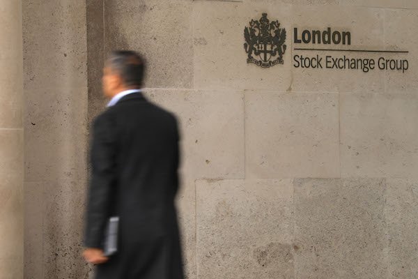 ftse-100-struggles-amid-market-movements