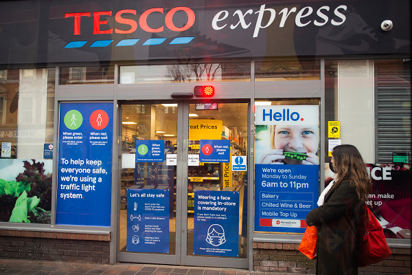 tesco-worker-‘held-hostage’-and-‘falsely-imprisoned’-by-tiny-pregnant-female-boss-wins-48,000-payout