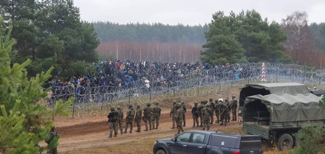 polish-‘forces-are-ready-for-action’-as-thousands-of-migrants-and-refugees-gather-at-the-belarus-border