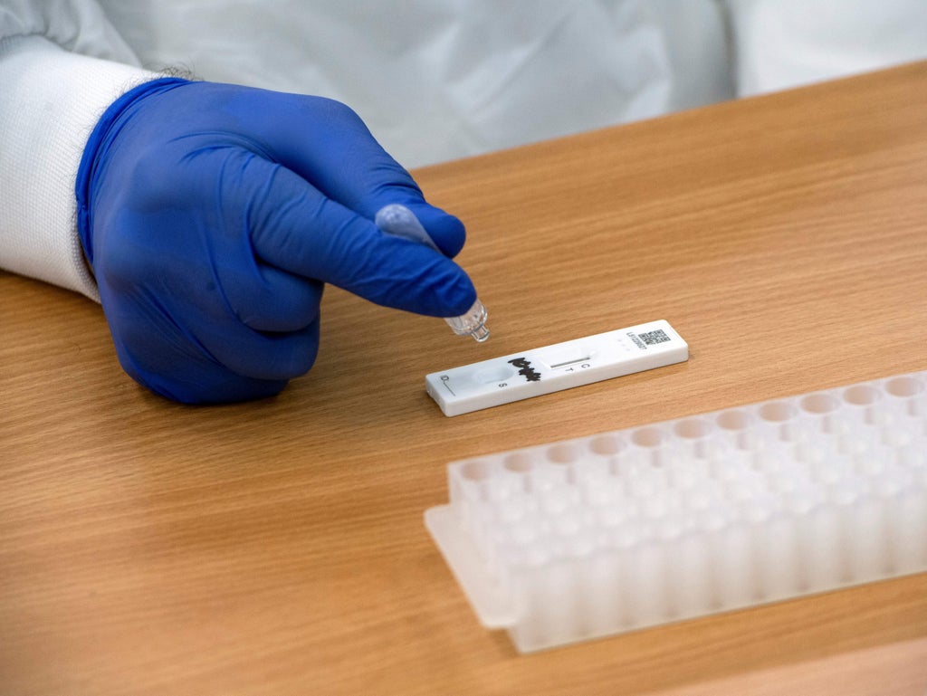 omicron:-hospital-workers-in-england-are-told-to-get-their-own-lateral-flow-tests-amid-shortage