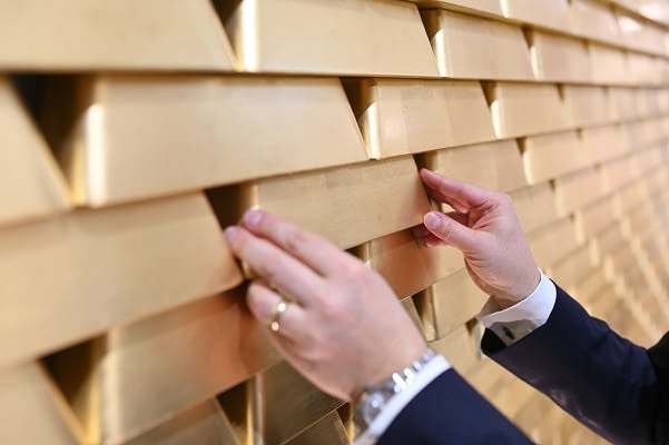 why-is-gold-not-doing-better-when-everything-seems-set-up-for-it-to-shine?