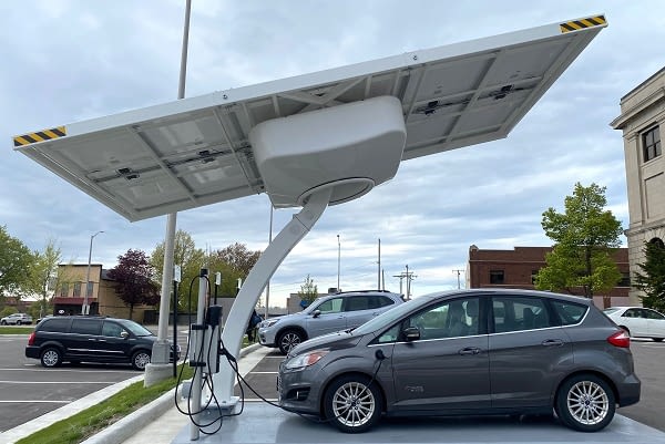 what-is-the-difference-between-evs-and-phevs?
