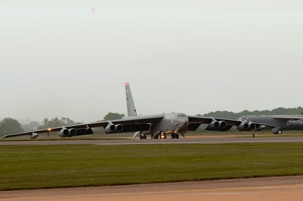 us-nuclear-b52-bomber-crew-land-at-raf-fairford-for-a-training-deployment-to-europe-as-putin-threatens-nuclear-war