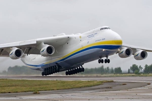 the-world’s-largest-plane-is-destroyed-in-a-russian-attack-at-an-airport-near-to-kyiv