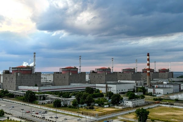 russian-forces-prepare-for-battle-and-surround-europe’s-largest-nuclear-power-plant-which-houses-six-reactors