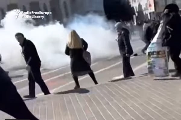 russian-soldiers-open-fire-on-ukrainian-protesters-with-machine-guns-and-grenades-in-the-city-of-kherson