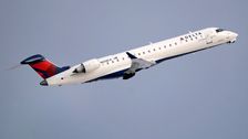delta-pilots-land-jet-safely-despite-cracked-cockpit-windshield