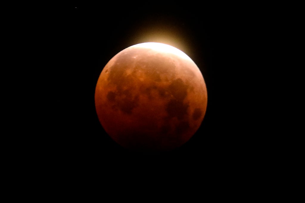 red-moon:-how-to-watch-the-total-lunar-eclipse-tonight