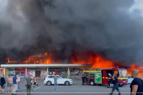 russian-missiles-blow-up-a-shopping-centre-with-more-than-1,000-inside-and-‘the-number-of-victims-is-impossible-to-imagine’