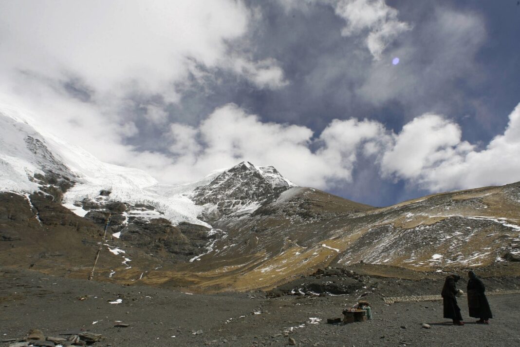 nearly-1,000-new-microbes-unknown-to-science-found-trapped-in-tibetan-glaciers