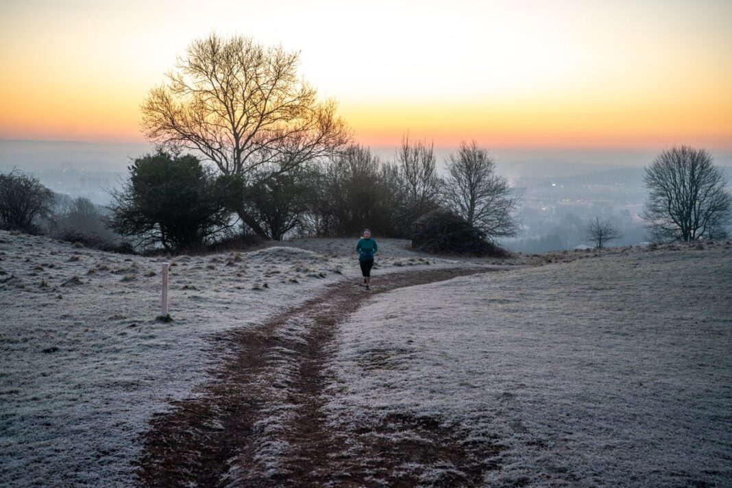 humans-might-not-hibernate-but-may-still-need-more-winter-sleep,-study-suggests