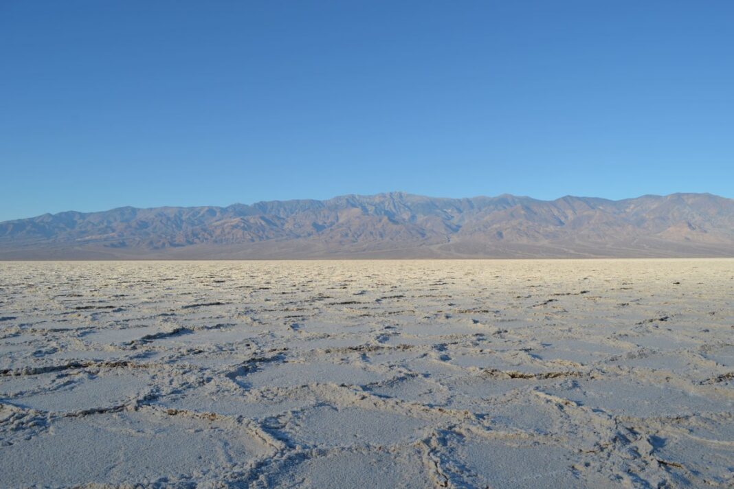 scientists-solve-mystery-of-salt-deserts’-honeycomb-patterns