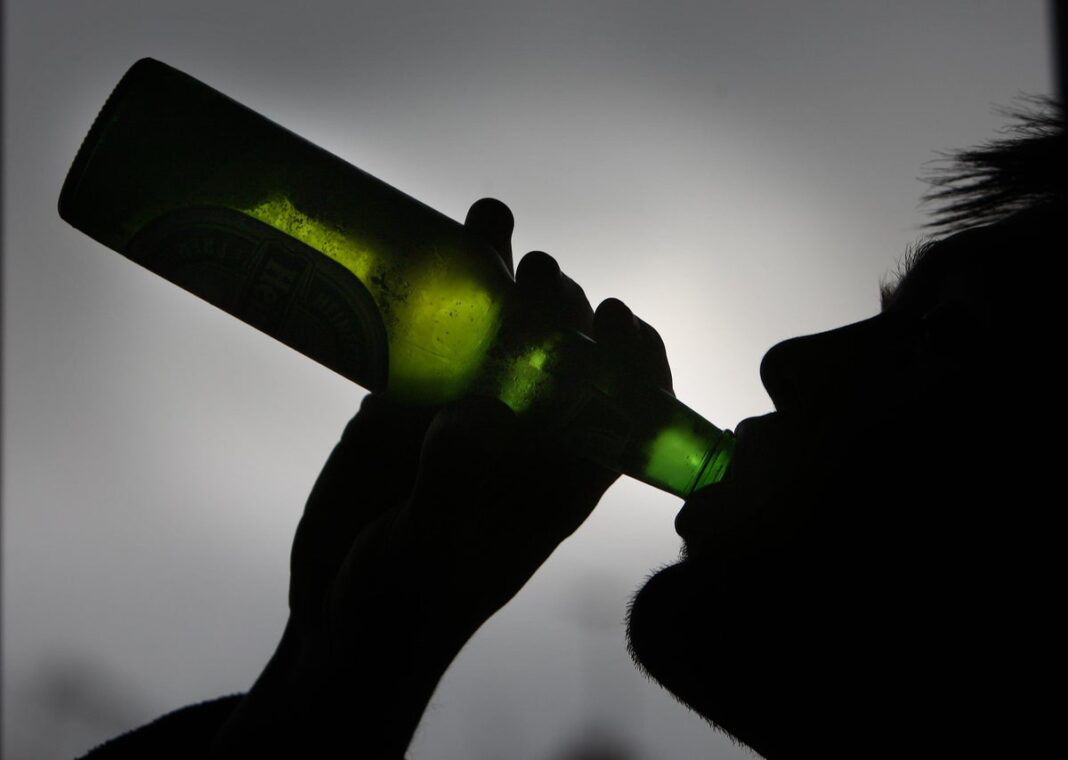 moderate-drinking-found-to-have-no-health-benefits,-research-review-says