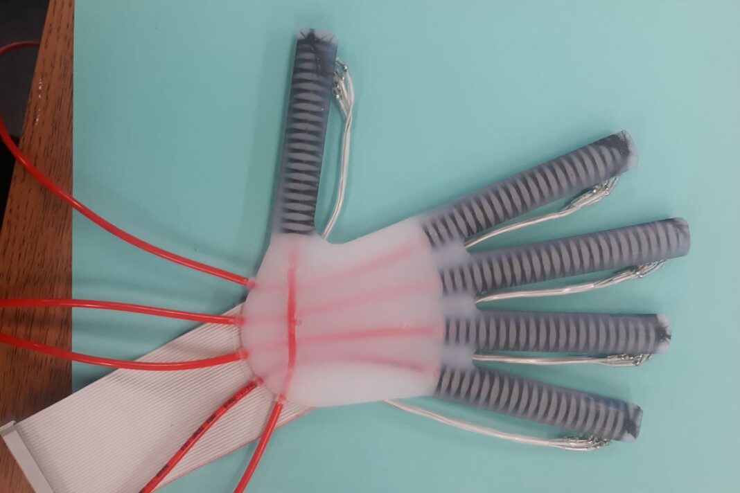 scientists-develop-smart-gloves-that-could-allow-stroke-patients-to-relearn-to-play-the-piano